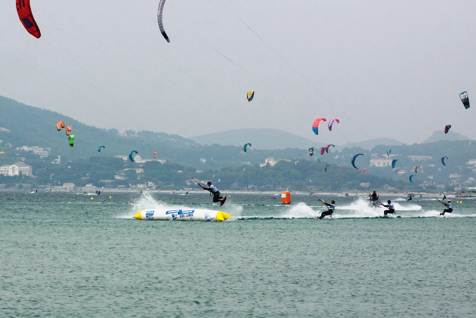 Compétiteurs de kite boardercross à l’Almanarre lors de la finale du championnat de France 2018